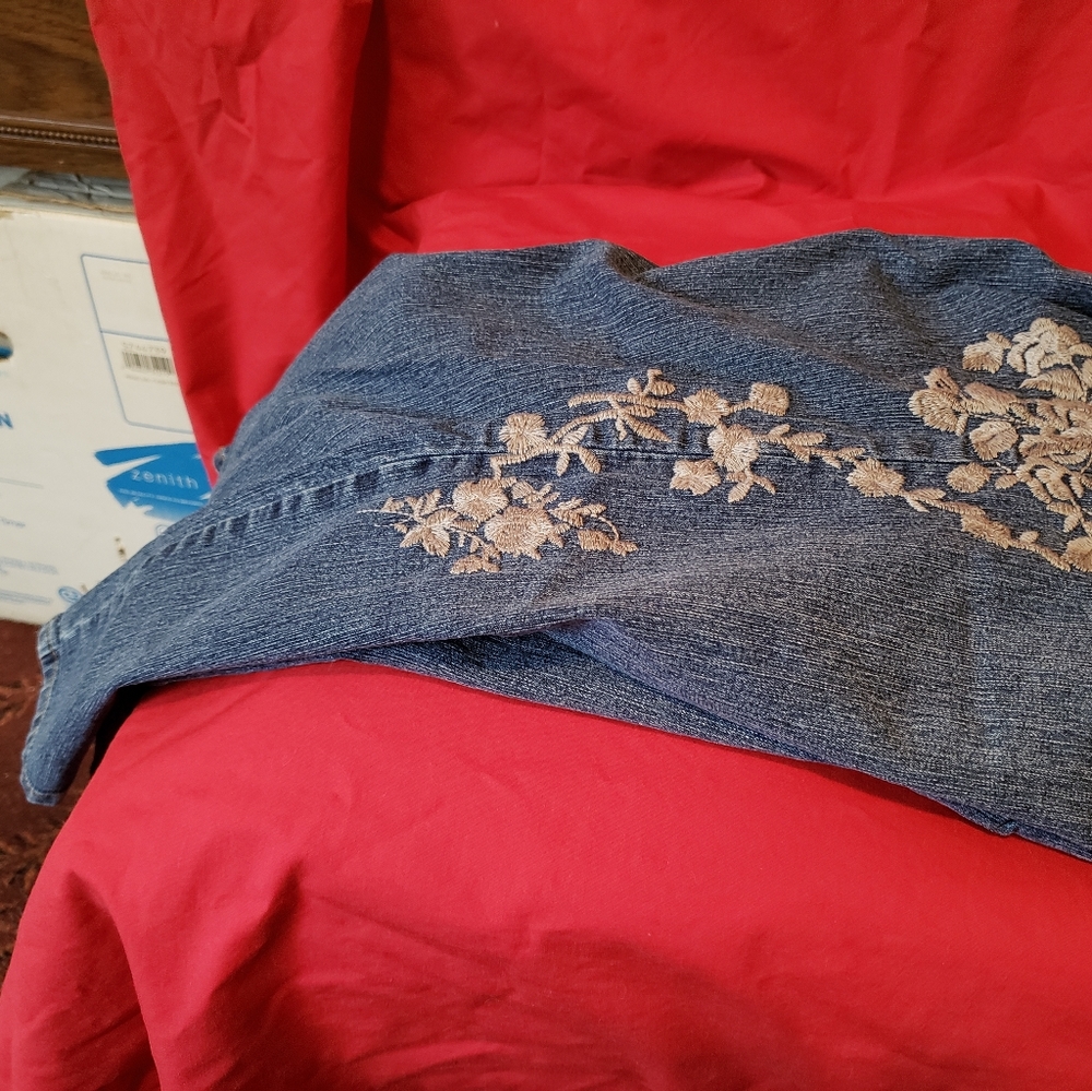 SZ 30W-DENIM 24/7 JEANS W/GREY EMBROIDERED FLOWERS